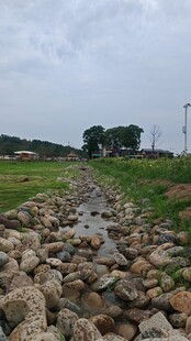 乡村石砌水渠景观