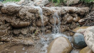 山间小泥瀑
