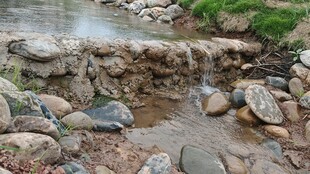山间溪流