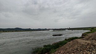 河畔阴天景色
