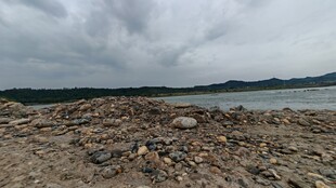 阴沉天空下的河岸碎石地