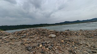 湖畔碎石滩