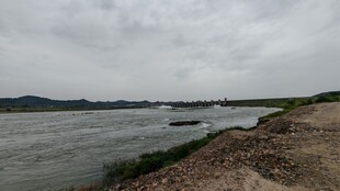 阴雨天大河边景致