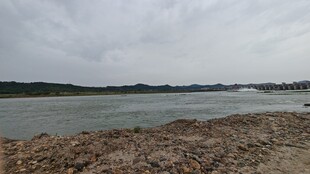 阴天河畔风景