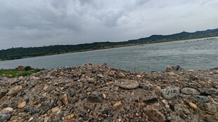 湖畔碎石景观