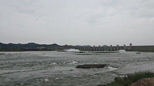 湍急河流中的水花景观