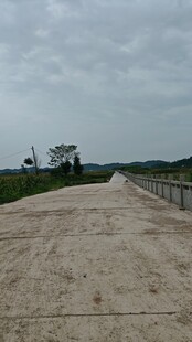 空旷土路场景