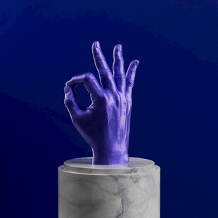 紫色OK手势雕塑