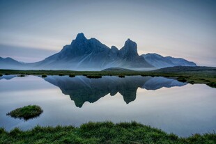 山间静湖与壮丽山峰倒影
