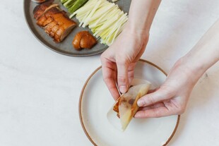 手卷烤鸭卷饼