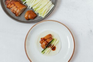 烤鸭 配菜 黄瓜 葱丝 面饼 