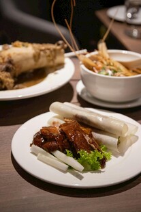 多样美味佳肴摆上餐桌