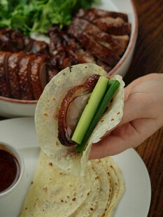 手拿卷饼配美味烤肉