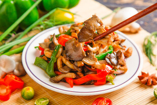 辣椒炒蘑菇