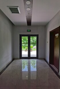 空旷走廊通向户外景致