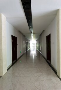 空旷走廊尽头微光