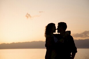 夕阳下情侣甜蜜亲吻剪影