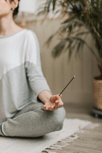 女子静坐冥想 手持香棒