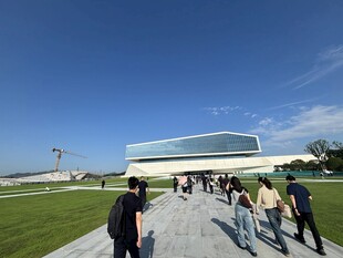 现代建筑前的行人漫步场景