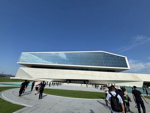 现代建筑前的人群景观