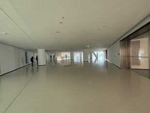 宽敞空旷的现代化室内空间