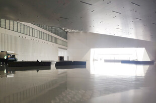 宽敞明亮的现代化室内空间