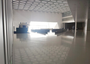 宽敞明亮的室内空间场景