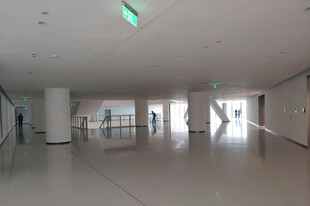 空旷明亮的室内空间场景