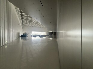 现代简约风格的宽敞走廊