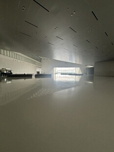 宽敞明亮的现代化室内空间