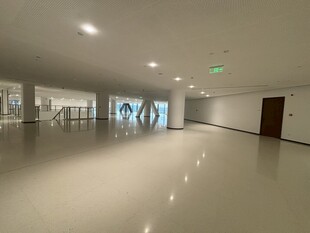 宽敞明亮的现代化空旷大厅