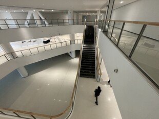 现代宽敞建筑内景