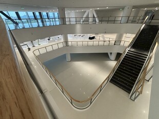 现代建筑内部的旋转楼梯