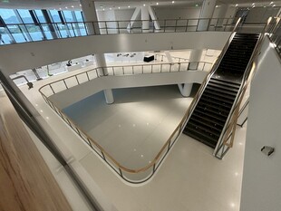 现代室内环形楼梯空间