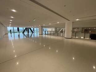 现代宽敞的室内大厅空间