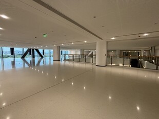 现代宽敞的室内大厅空间