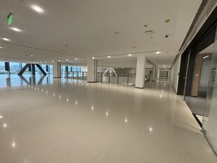 宽敞明亮的现代化室内空间