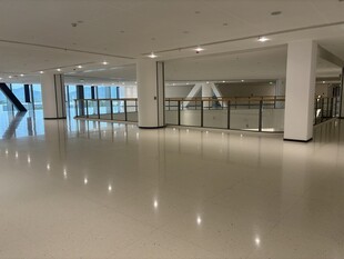 现代宽敞的室内大厅空间