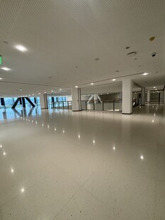 宽敞明亮的现代化室内空间