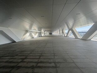 现代风格的空旷室内通道