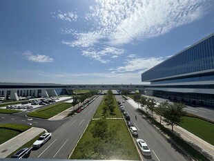 城市宽阔道路与现代建筑