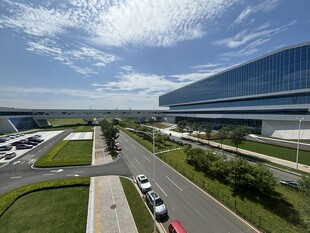 现代机场外观全景图