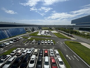 大型停车场全景