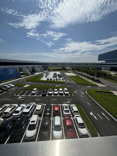 俯瞰现代化停车场景观