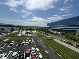 现代化停车场全景