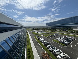 现代企业园区停车场全景