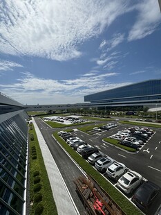 现代园区停车场全景