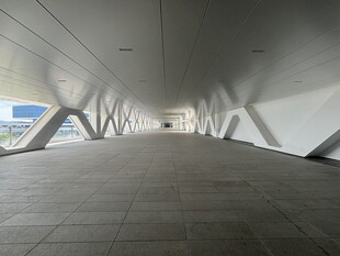 现代风格的空旷走廊空间