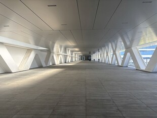 现代风格空旷室内走廊空间