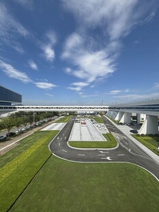 现代化机场跑道全景